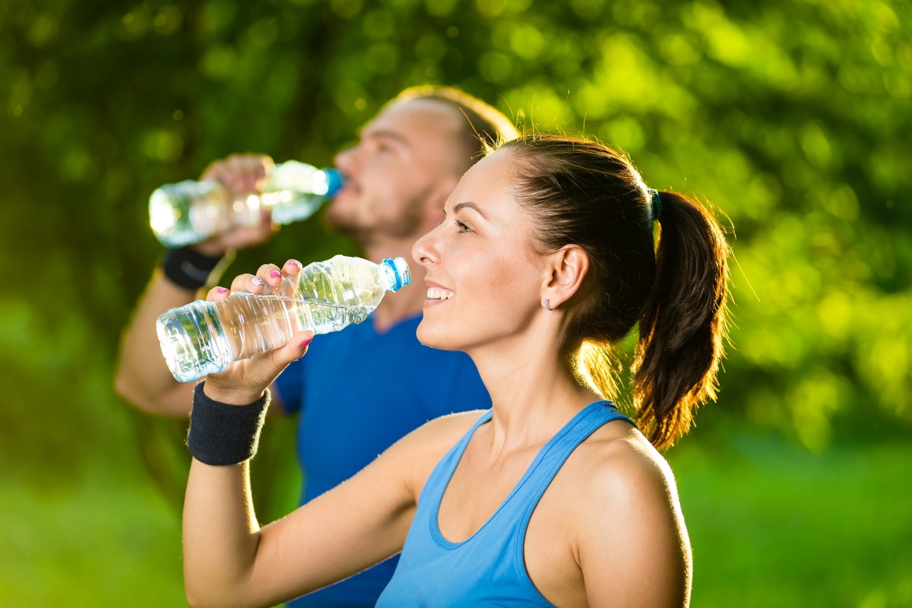 Игры пить воду. Девушка с бутылкой воды. Мужчина с бутылкой воды. Человек пьет воду. Мужчина пьет из бутылочки спортивной.