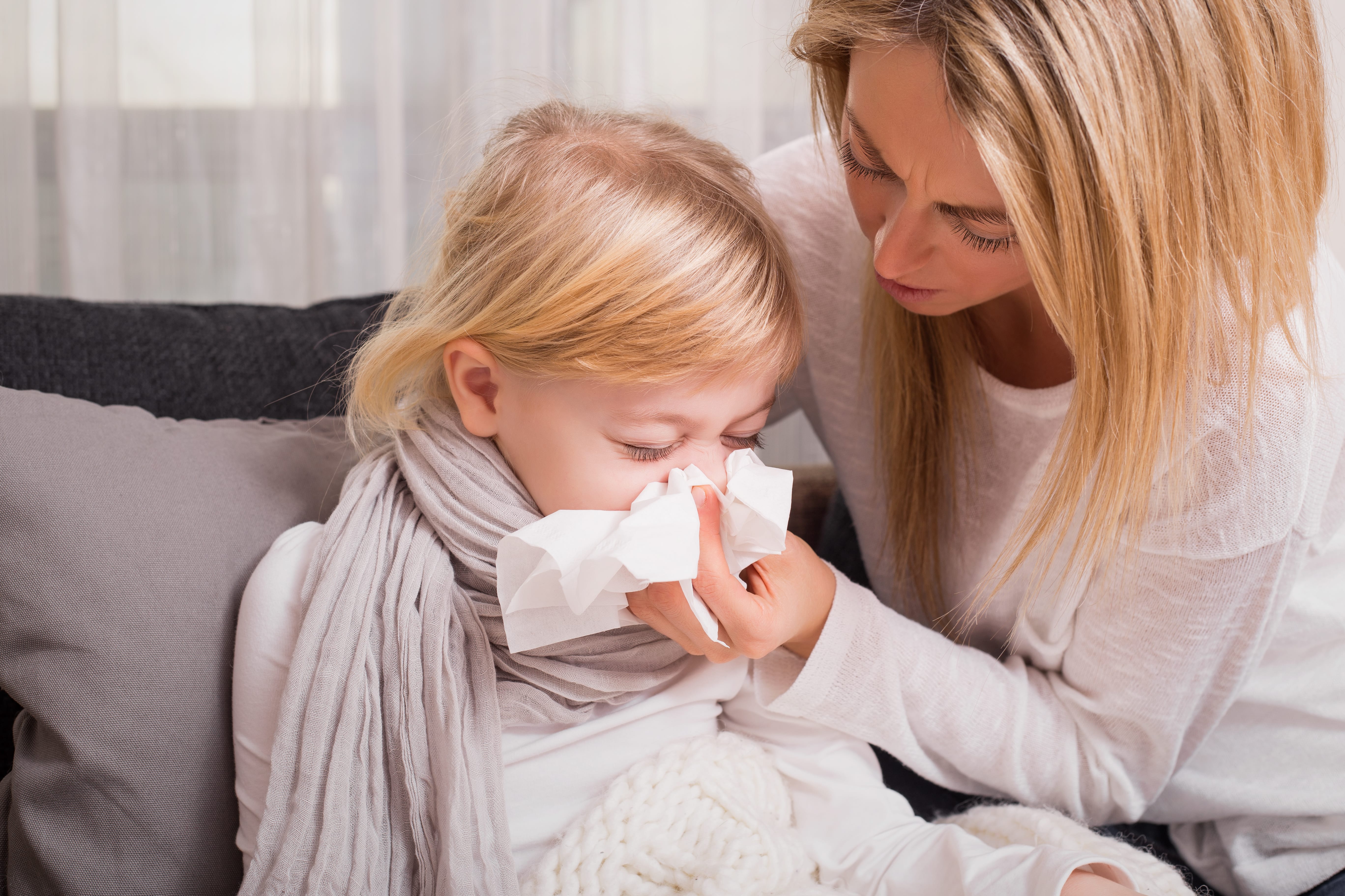 Почему ребенок часто болеет простудными. Простуда у ребенка. Насморк у ребенка. ОРВИ У детей. Простуженный ребенок.