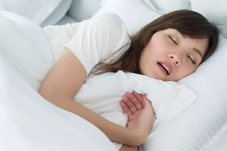 Kobieta podczas analizy snu