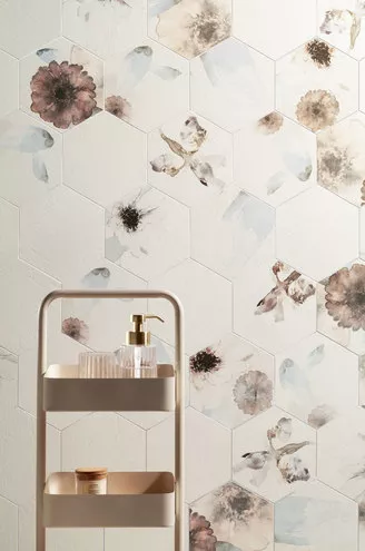 Łazienka inspirowana naturą z płytkami w kwiaty na ścianie