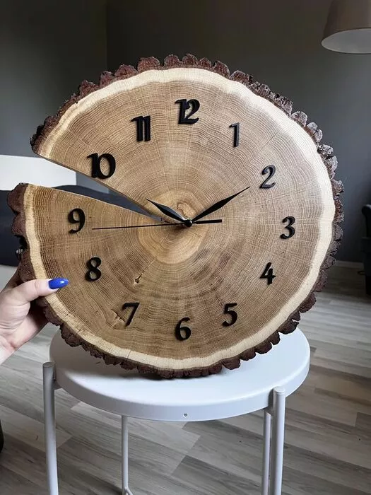 drewniany zegar na ścianę