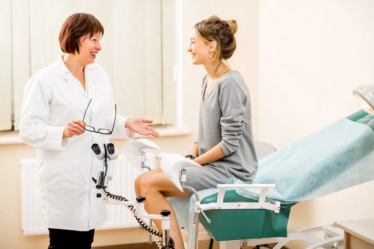 Kiedy pierwszy raz pójść do ginekologa i jak często realizować wizyty kontrolne?