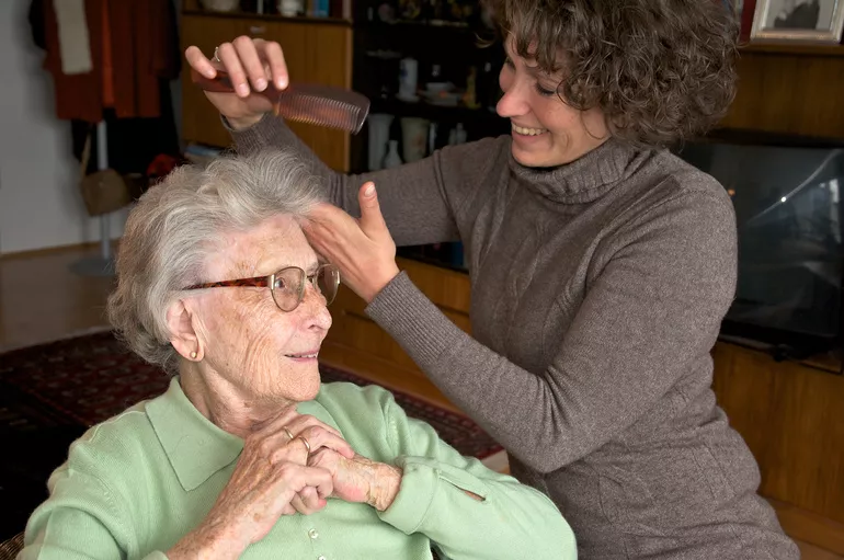 Czy warto zatrudnić opiekunkę osób starszych z agencji?