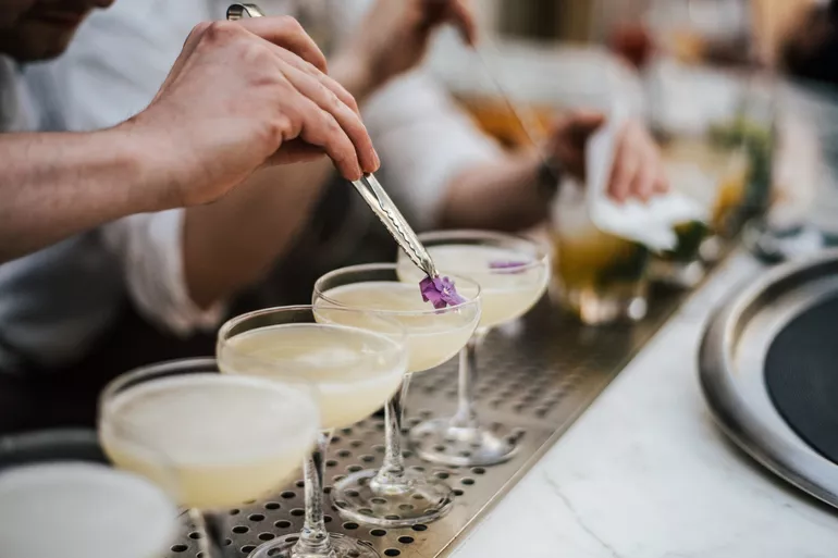 Profesjonalny cocktail bar na wesele - jak wybrać najlepszych barmanów?