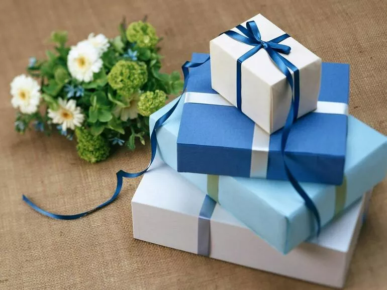 Prezent urodzinowy dla partnerki – jaki można zamówić w internetowej drogerii?