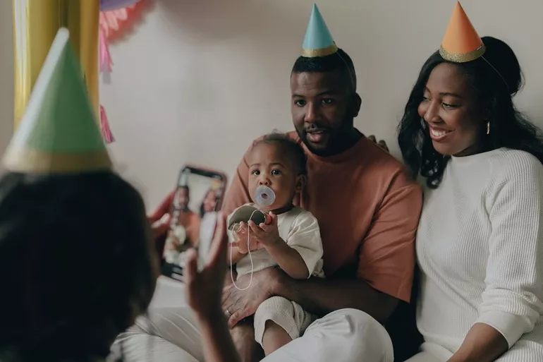 Pierwsze urodziny syna – jak wybrać gadżety na imprezę w gronie rodziny i przyjaciół?
