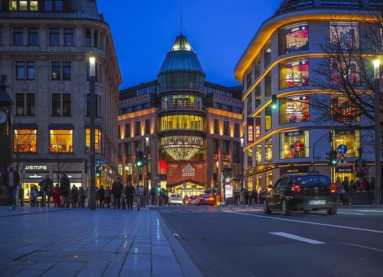 Nocna ekonomia miast - kto pracuje, kiedy inni śpią?
