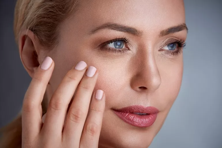 Suche plamy na skórze – skąd się biorą i jak sobie z nimi radzić?