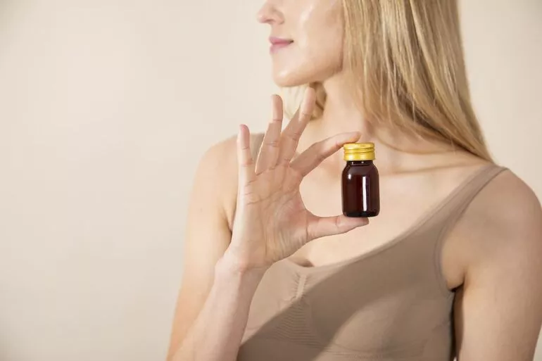 Zmiany w ciele po 40-tce. Jak dbać o elastyczność skóry, gdy hormony zwalniają tempo?