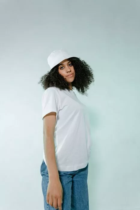 Klasyka z pazurem. Jak minimalistyczny T-shirt z logo buduje całą stylizację?